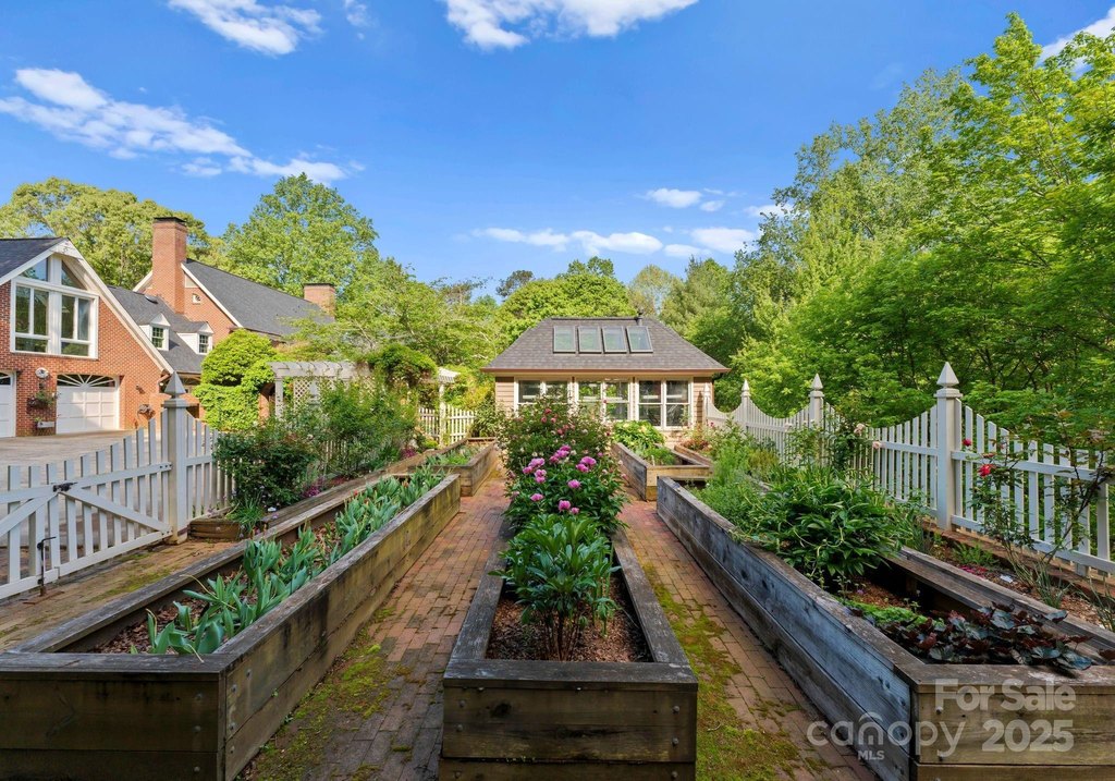 Hickory, North Carolina, 28601, United States, 4 Bedrooms Bedrooms, ,5.5 BathroomsBathrooms,Residential,Forsale,1953172