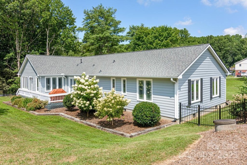 Hendersonville, North Carolina, 28792, United States, 3 Bedrooms Bedrooms, ,2.5 BathroomsBathrooms,Residential,Forsale,1960264