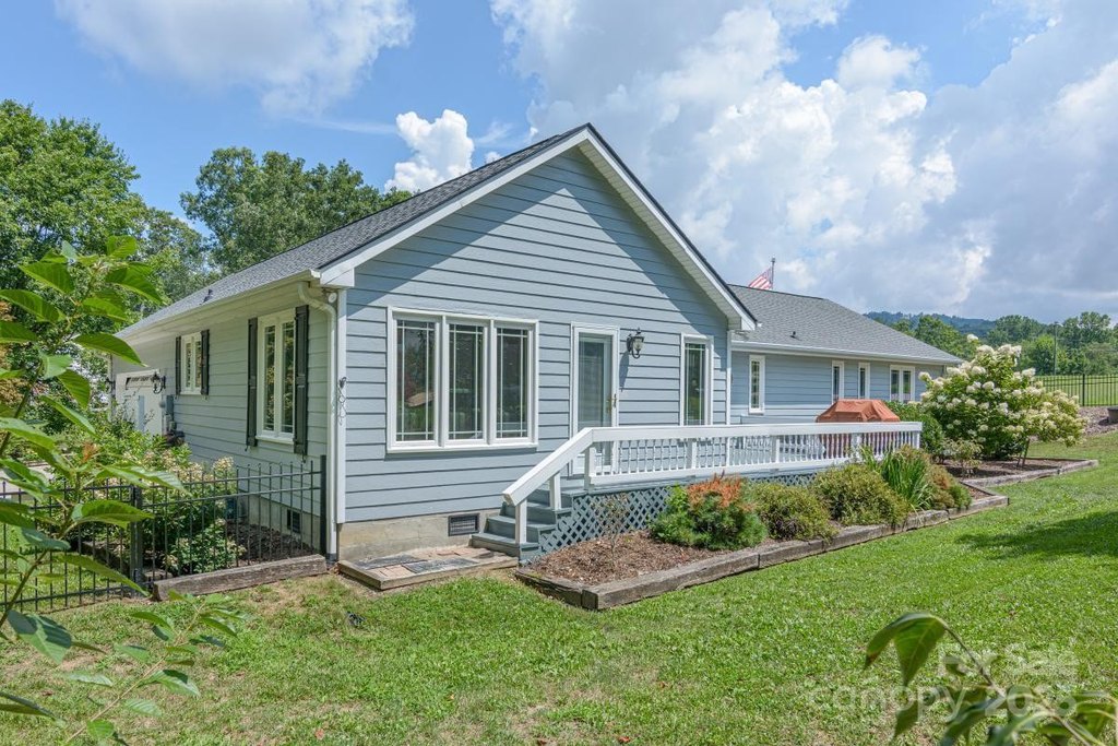 Hendersonville, North Carolina, 28792, United States, 3 Bedrooms Bedrooms, ,2.5 BathroomsBathrooms,Residential,Forsale,1960264