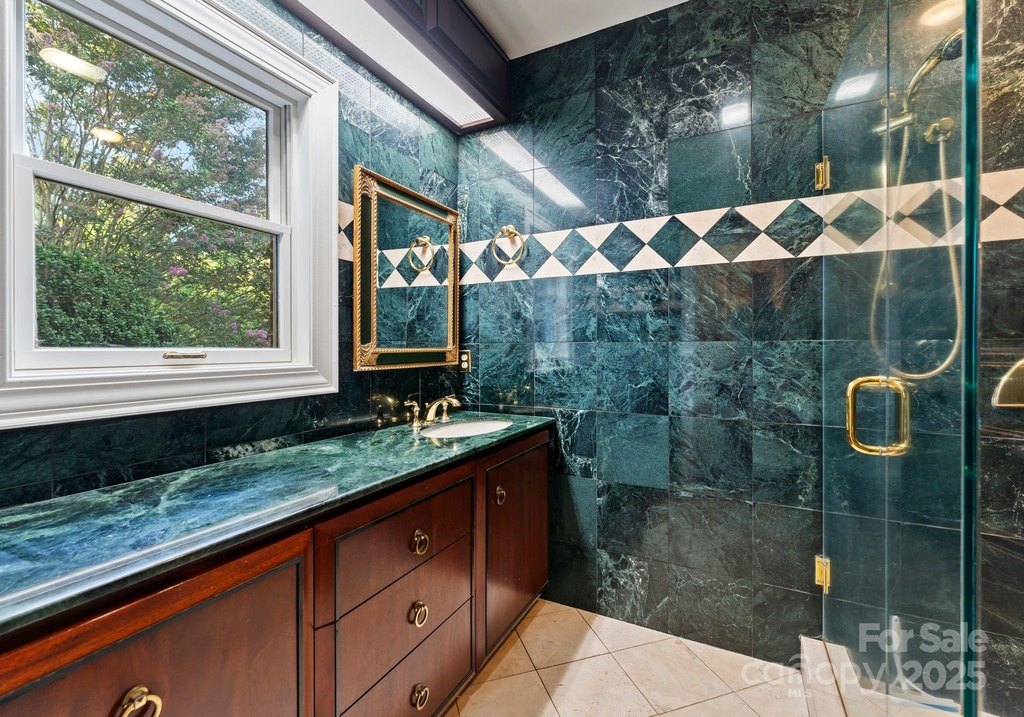 Hickory, North Carolina, 28601, United States, 4 Bedrooms Bedrooms, ,5.5 BathroomsBathrooms,Residential,Forsale,1953172