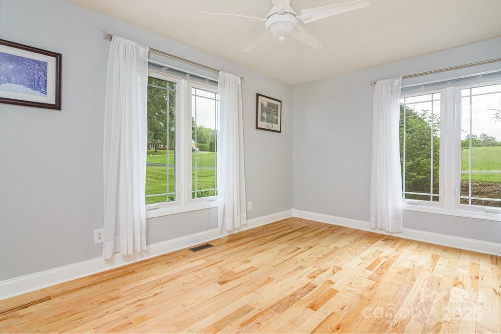 Hendersonville, North Carolina, 28792, United States, 3 Bedrooms Bedrooms, ,2.5 BathroomsBathrooms,Residential,Forsale,1960264