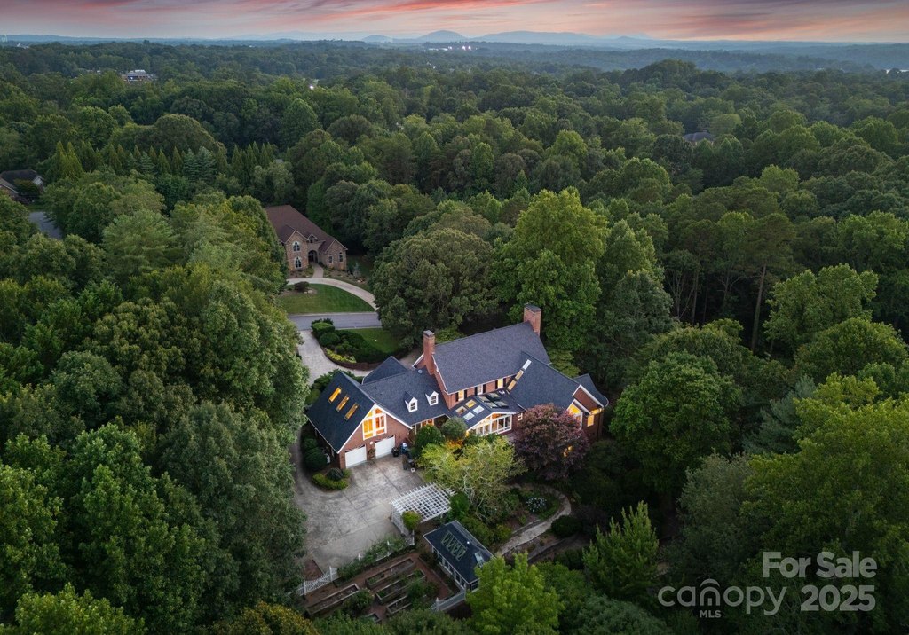 Hickory, North Carolina, 28601, United States, 4 Bedrooms Bedrooms, ,5.5 BathroomsBathrooms,Residential,Forsale,1953172