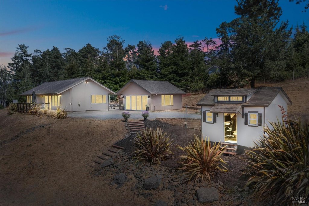 Petaluma, California, 94952, United States, 2 Bedrooms Bedrooms, ,3.5 BathroomsBathrooms,Residential,Forsale,1953134