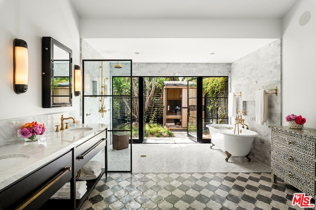 Malibu, California, 90265, United States, 7 Bedrooms Bedrooms, ,6.5 BathroomsBathrooms,Residential,Forsale,1922149