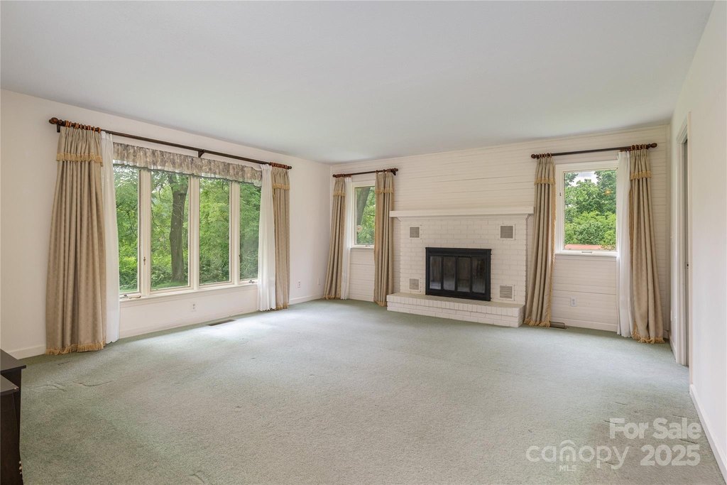 Hendersonville, North Carolina, 28791, United States, 3 Bedrooms Bedrooms, ,2 BathroomsBathrooms,Residential,Forsale,1946461