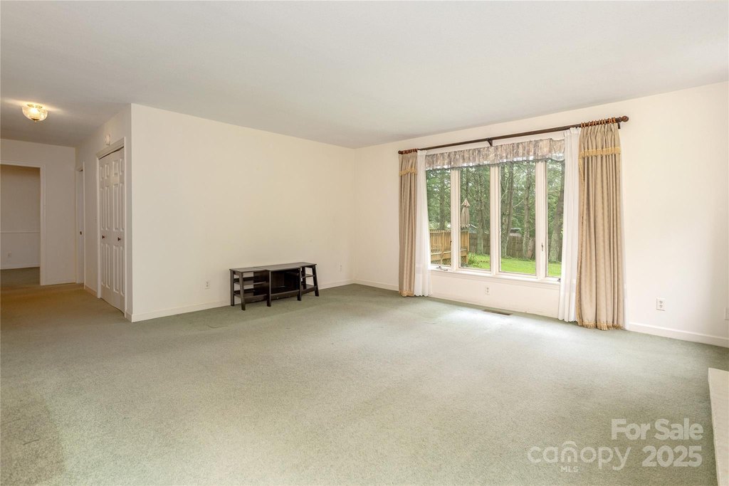 Hendersonville, North Carolina, 28791, United States, 3 Bedrooms Bedrooms, ,2 BathroomsBathrooms,Residential,Forsale,1946461