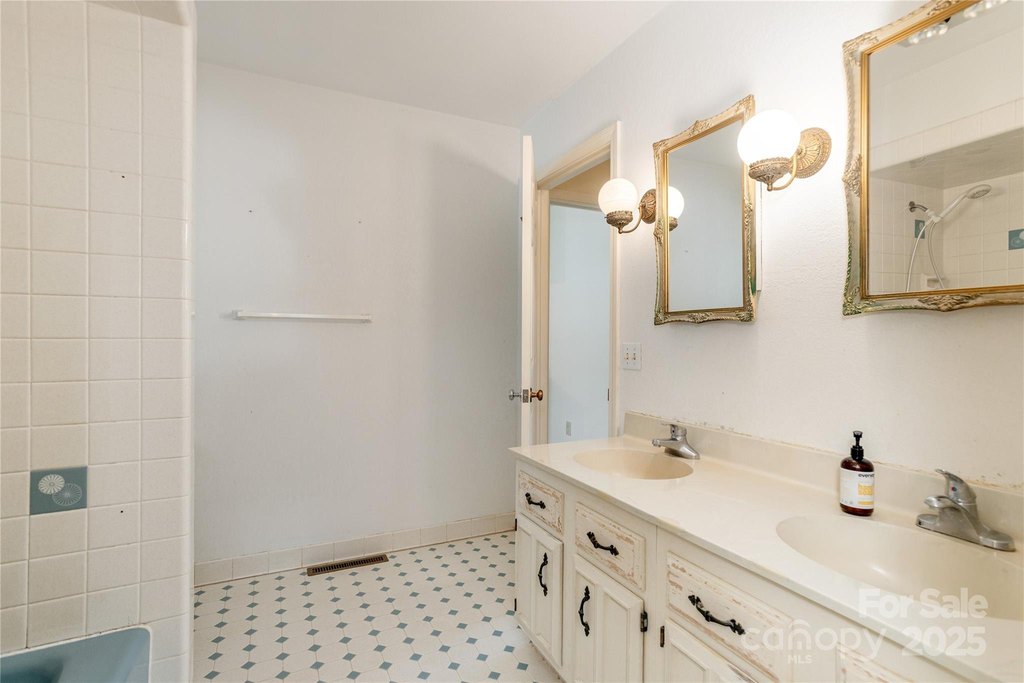 Hendersonville, North Carolina, 28791, United States, 3 Bedrooms Bedrooms, ,2 BathroomsBathrooms,Residential,Forsale,1946461