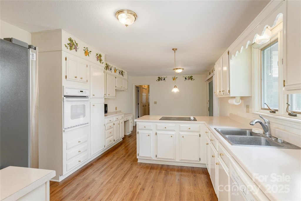 Hendersonville, North Carolina, 28791, United States, 3 Bedrooms Bedrooms, ,2 BathroomsBathrooms,Residential,Forsale,1946461