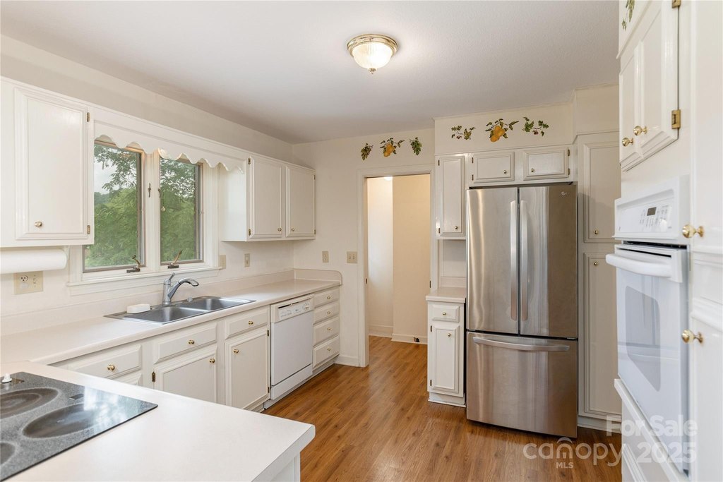 Hendersonville, North Carolina, 28791, United States, 3 Bedrooms Bedrooms, ,2 BathroomsBathrooms,Residential,Forsale,1946461