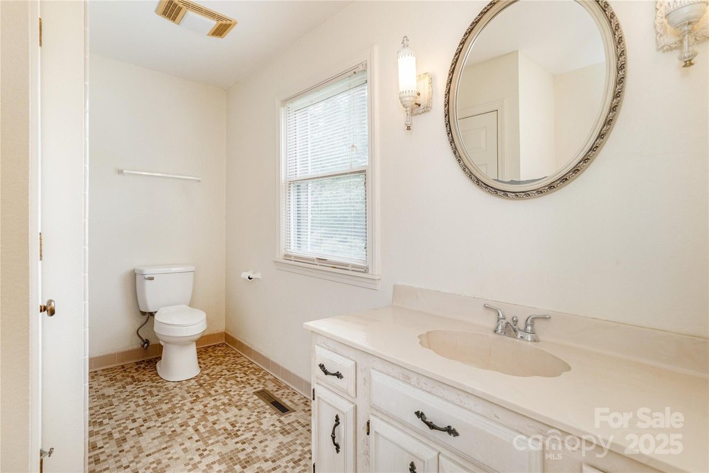 Hendersonville, North Carolina, 28791, United States, 3 Bedrooms Bedrooms, ,2 BathroomsBathrooms,Residential,Forsale,1946461