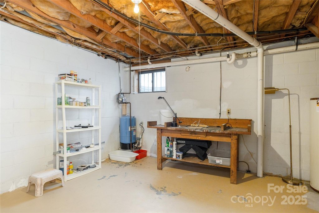 Hendersonville, North Carolina, 28791, United States, 3 Bedrooms Bedrooms, ,2 BathroomsBathrooms,Residential,Forsale,1946461