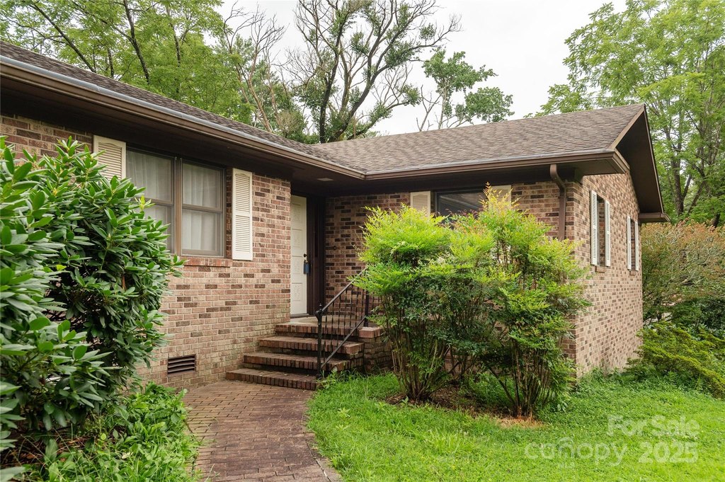 Hendersonville, North Carolina, 28791, United States, 3 Bedrooms Bedrooms, ,2 BathroomsBathrooms,Residential,Forsale,1946461