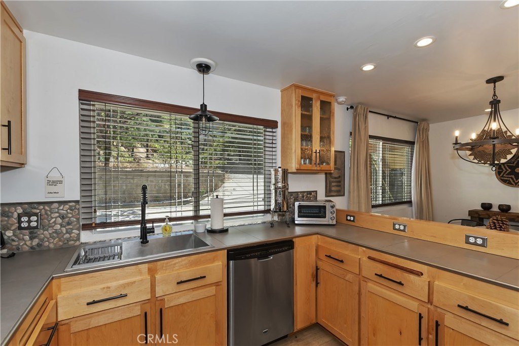 Lake Arrowhead, California, 92352, United States, 4 Bedrooms Bedrooms, ,2 BathroomsBathrooms,Residential,Forsale,1934027