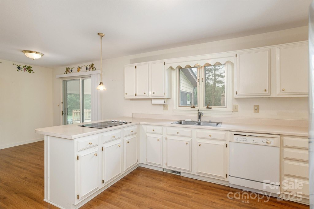 Hendersonville, North Carolina, 28791, United States, 3 Bedrooms Bedrooms, ,2 BathroomsBathrooms,Residential,Forsale,1946461