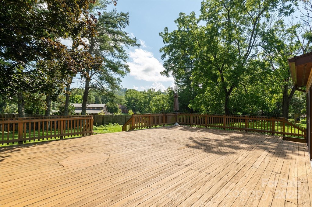 Hendersonville, North Carolina, 28791, United States, 3 Bedrooms Bedrooms, ,2 BathroomsBathrooms,Residential,Forsale,1946461