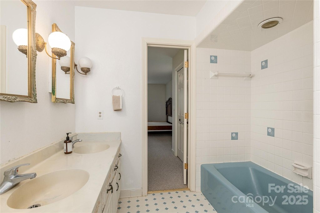 Hendersonville, North Carolina, 28791, United States, 3 Bedrooms Bedrooms, ,2 BathroomsBathrooms,Residential,Forsale,1946461