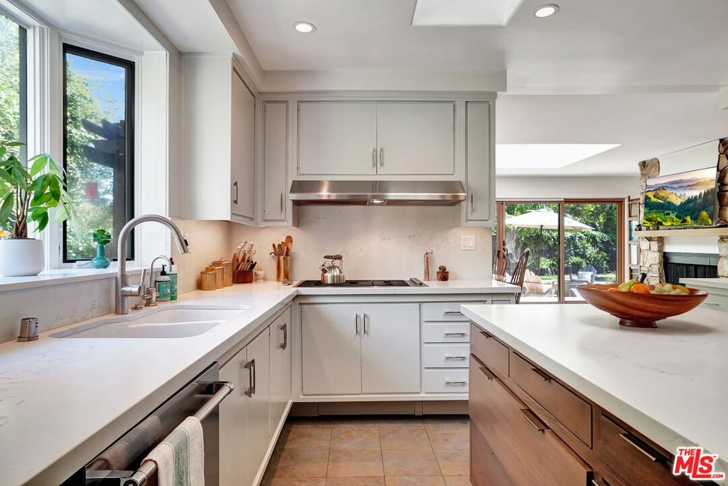 Malibu, California, 90265, United States, 4 Bedrooms Bedrooms, ,3 BathroomsBathrooms,Residential,Forsale,1904940