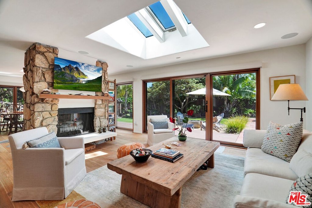 Malibu, California, 90265, United States, 4 Bedrooms Bedrooms, ,3 BathroomsBathrooms,Residential,Forsale,1904940