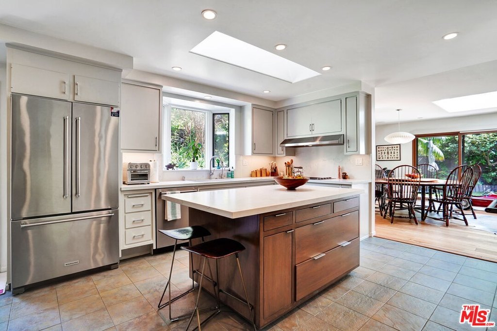 Malibu, California, 90265, United States, 4 Bedrooms Bedrooms, ,3 BathroomsBathrooms,Residential,Forsale,1904940