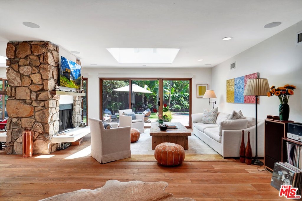 Malibu, California, 90265, United States, 4 Bedrooms Bedrooms, ,3 BathroomsBathrooms,Residential,Forsale,1904940