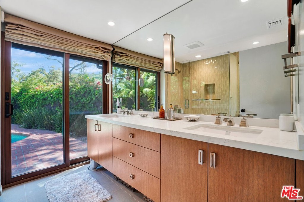 Malibu, California, 90265, United States, 4 Bedrooms Bedrooms, ,3 BathroomsBathrooms,Residential,Forsale,1904940