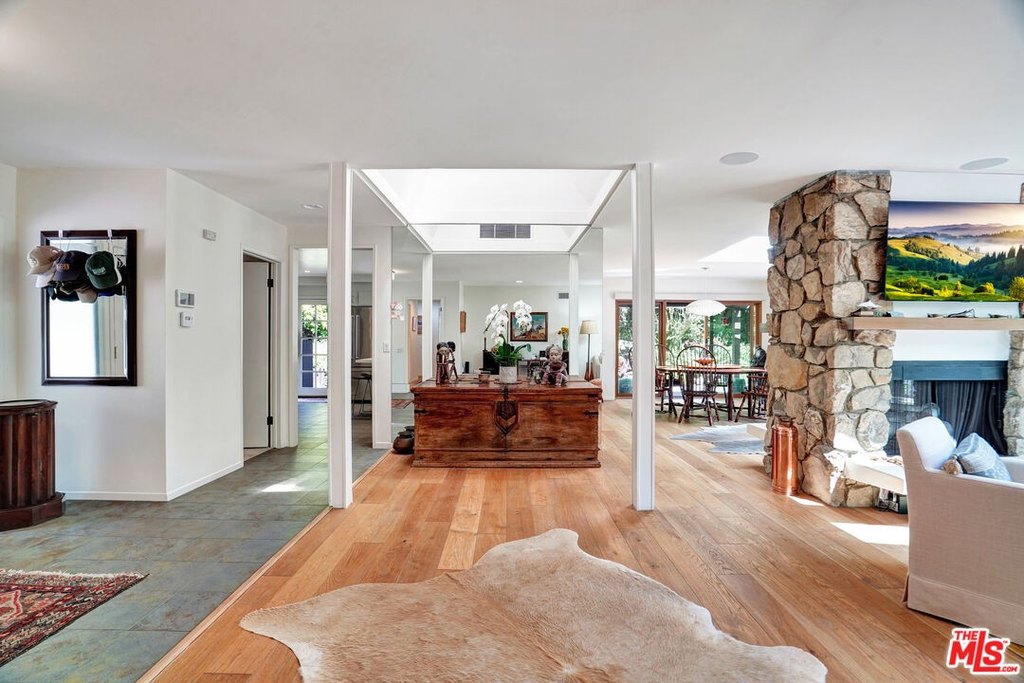 Malibu, California, 90265, United States, 4 Bedrooms Bedrooms, ,3 BathroomsBathrooms,Residential,Forsale,1904940
