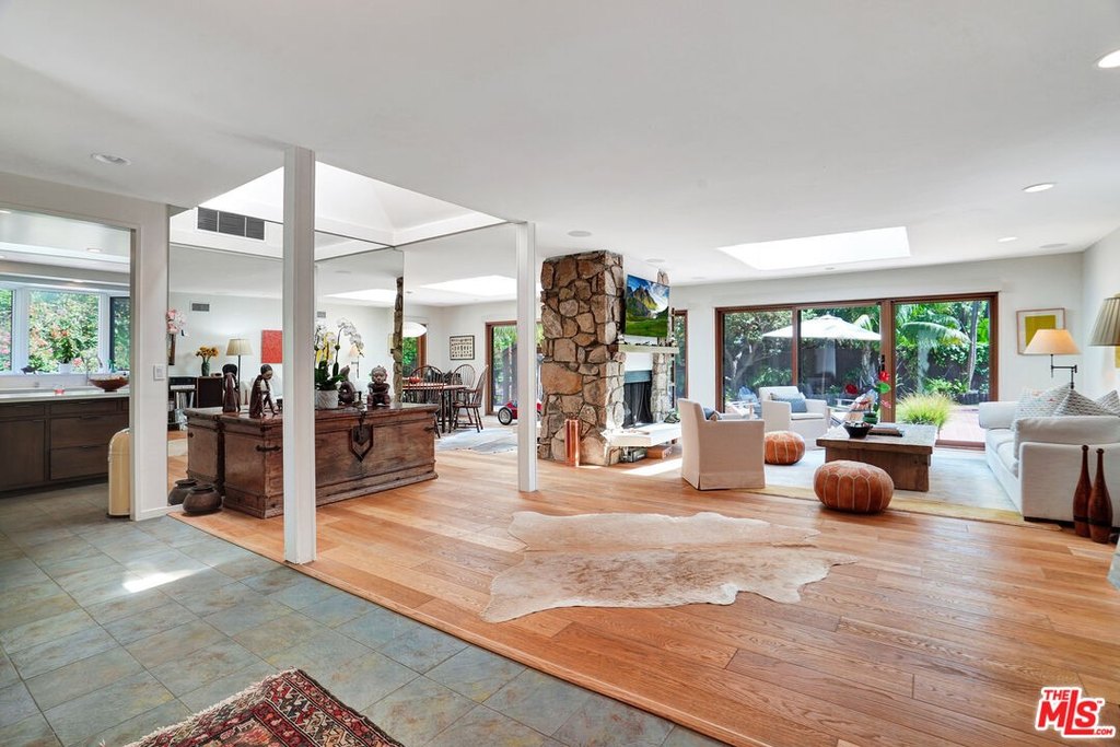 Malibu, California, 90265, United States, 4 Bedrooms Bedrooms, ,3 BathroomsBathrooms,Residential,Forsale,1904940