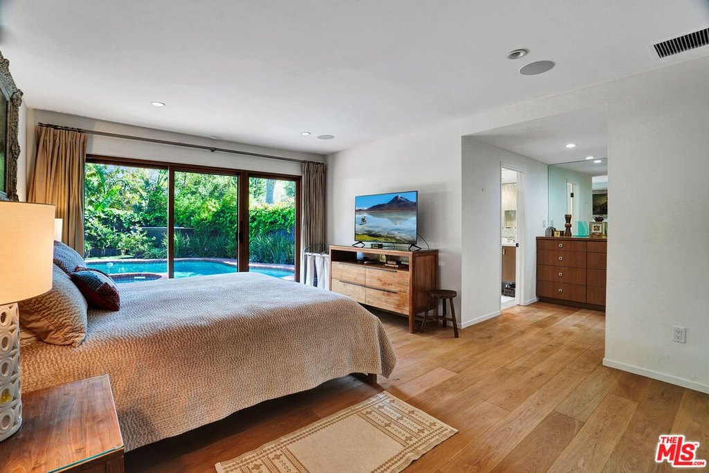 Malibu, California, 90265, United States, 4 Bedrooms Bedrooms, ,3 BathroomsBathrooms,Residential,Forsale,1904940