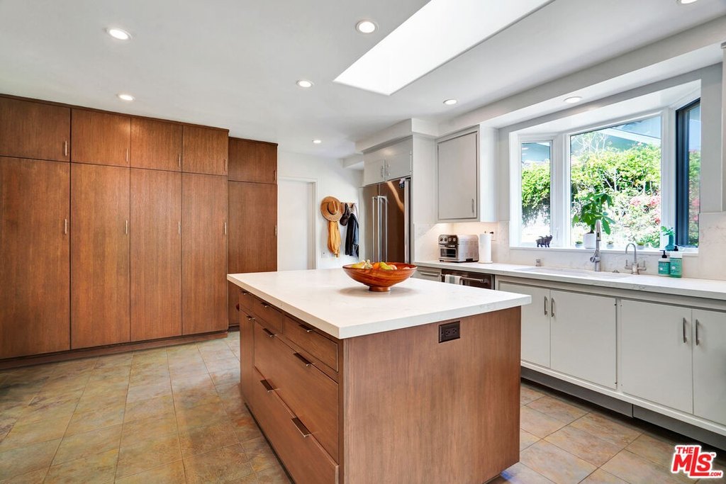 Malibu, California, 90265, United States, 4 Bedrooms Bedrooms, ,3 BathroomsBathrooms,Residential,Forsale,1904940