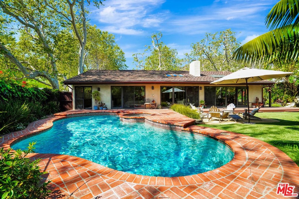 Malibu, California, 90265, United States, 4 Bedrooms Bedrooms, ,3 BathroomsBathrooms,Residential,Forsale,1904940