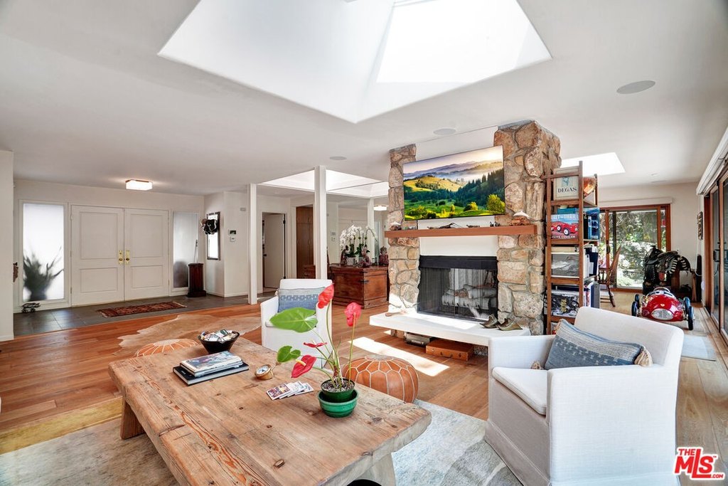 Malibu, California, 90265, United States, 4 Bedrooms Bedrooms, ,3 BathroomsBathrooms,Residential,Forsale,1904940
