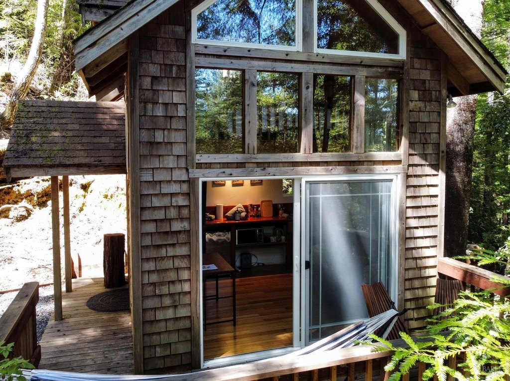 Little River, California, 95456, United States, 3 Bedrooms Bedrooms, ,2 BathroomsBathrooms,Residential,Forsale,1985921