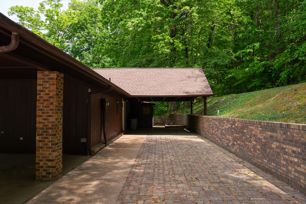 Livingston, Tennessee, 38570, United States, 3 Bedrooms Bedrooms, ,3 BathroomsBathrooms,Residential,Forsale,1886025