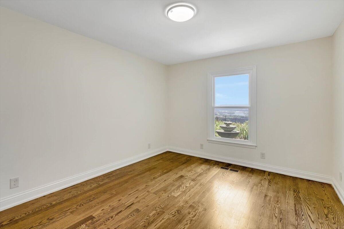 Chattanooga, Tennessee, 37404, United States, 4 Bedrooms Bedrooms, ,4.5 BathroomsBathrooms,Residential,Forsale,1963496