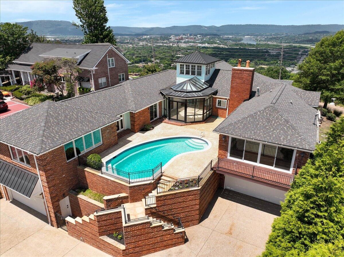 Chattanooga, Tennessee, 37404, United States, 4 Bedrooms Bedrooms, ,4.5 BathroomsBathrooms,Residential,Forsale,1963496