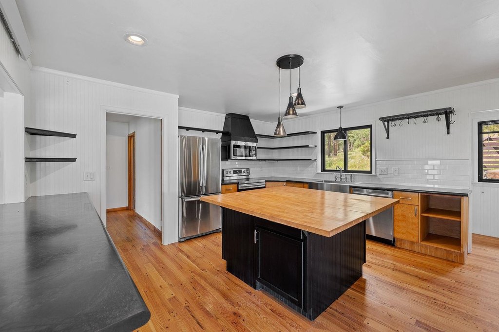 Custer, South Dakota, 57730, United States, 2 Bedrooms Bedrooms, ,2 BathroomsBathrooms,Residential,Forsale,1946263