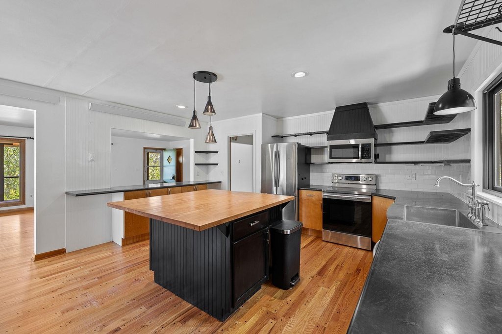 Custer, South Dakota, 57730, United States, 2 Bedrooms Bedrooms, ,2 BathroomsBathrooms,Residential,Forsale,1946263