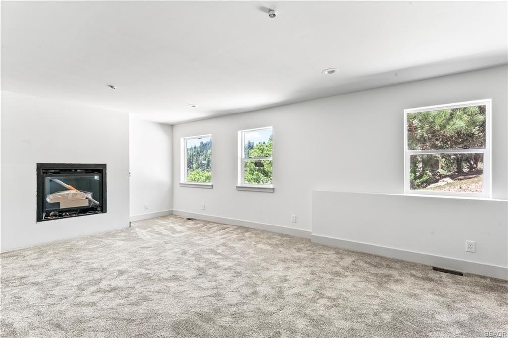 Lake Arrowhead, California, 92352, United States, 3 Bedrooms Bedrooms, ,4 BathroomsBathrooms,Residential,Forsale,1886286