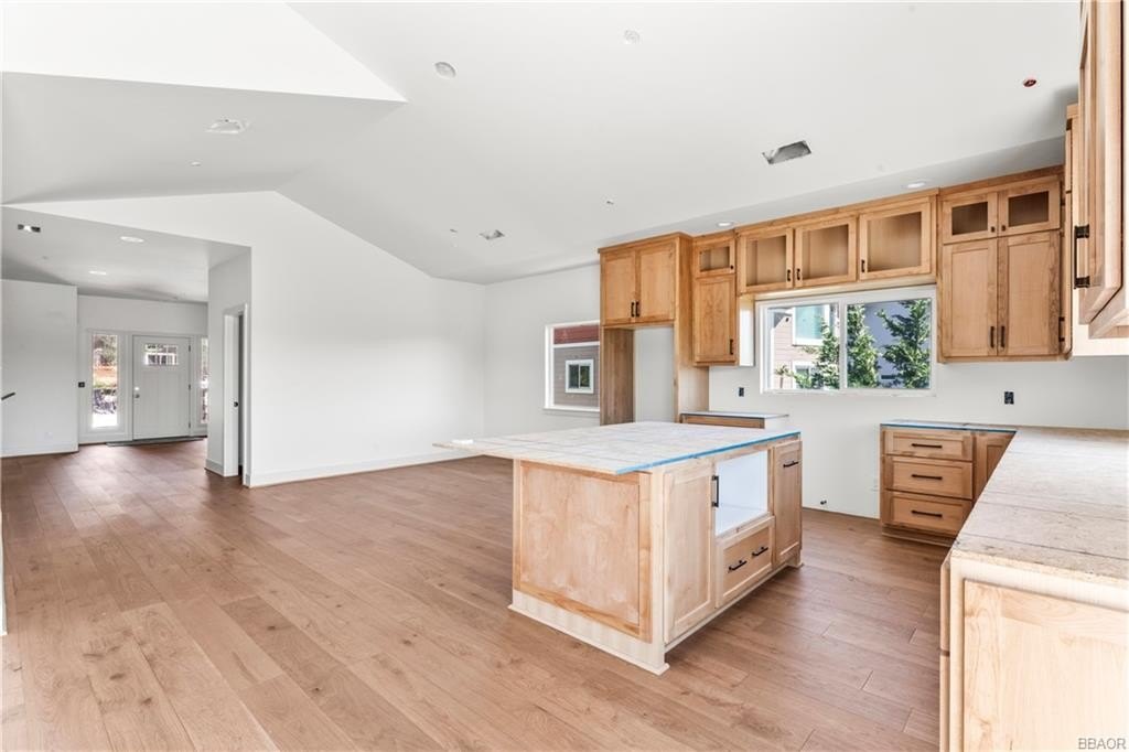 Lake Arrowhead, California, 92352, United States, 3 Bedrooms Bedrooms, ,4 BathroomsBathrooms,Residential,Forsale,1886286