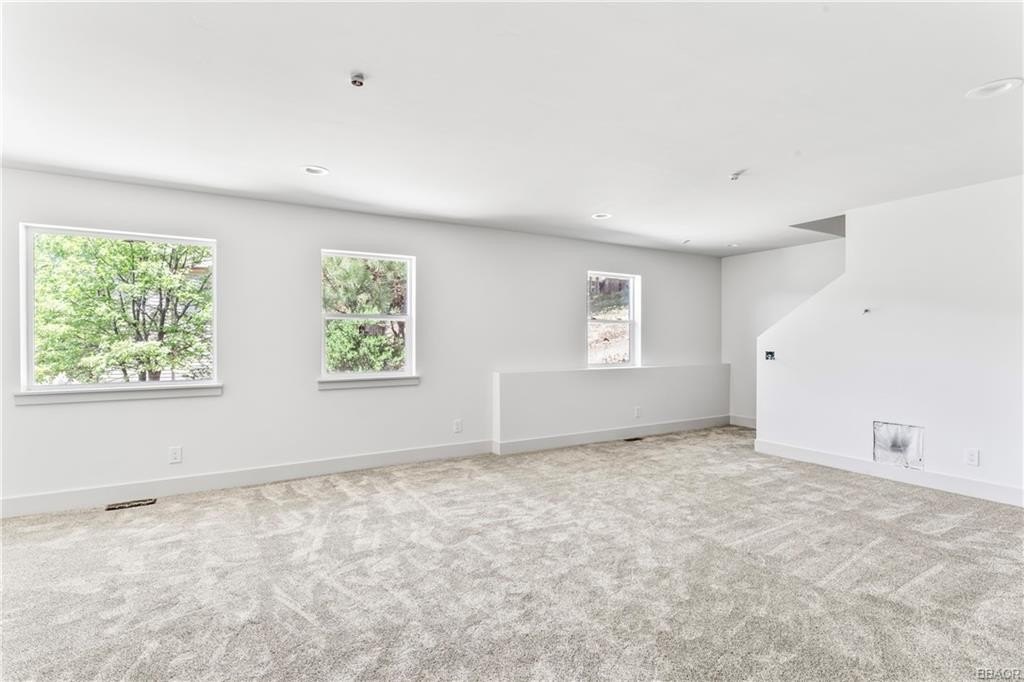 Lake Arrowhead, California, 92352, United States, 3 Bedrooms Bedrooms, ,4 BathroomsBathrooms,Residential,Forsale,1886286