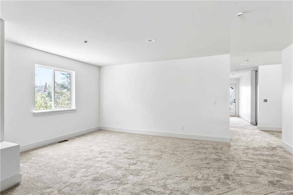 Lake Arrowhead, California, 92352, United States, 3 Bedrooms Bedrooms, ,4 BathroomsBathrooms,Residential,Forsale,1886286