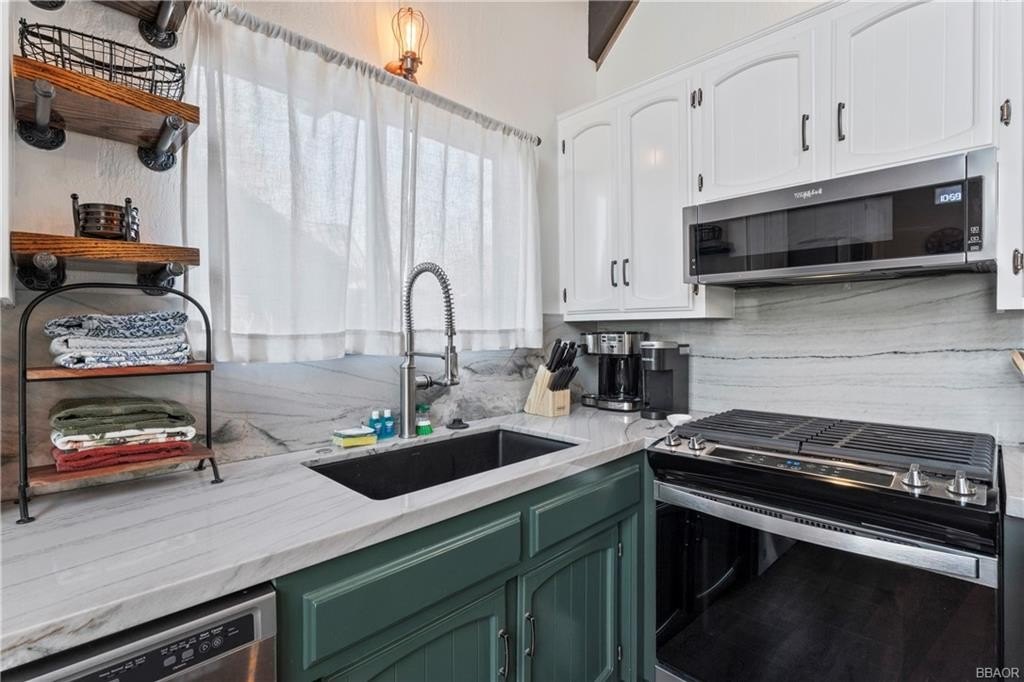 Lake Arrowhead, California, 92352, United States, 4 Bedrooms Bedrooms, ,3 BathroomsBathrooms,Residential,Forsale,1934022