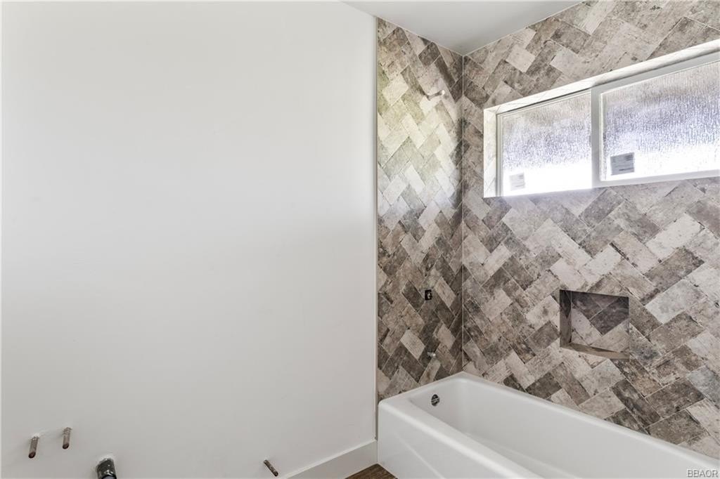 Lake Arrowhead, California, 92352, United States, 3 Bedrooms Bedrooms, ,4 BathroomsBathrooms,Residential,Forsale,1886286