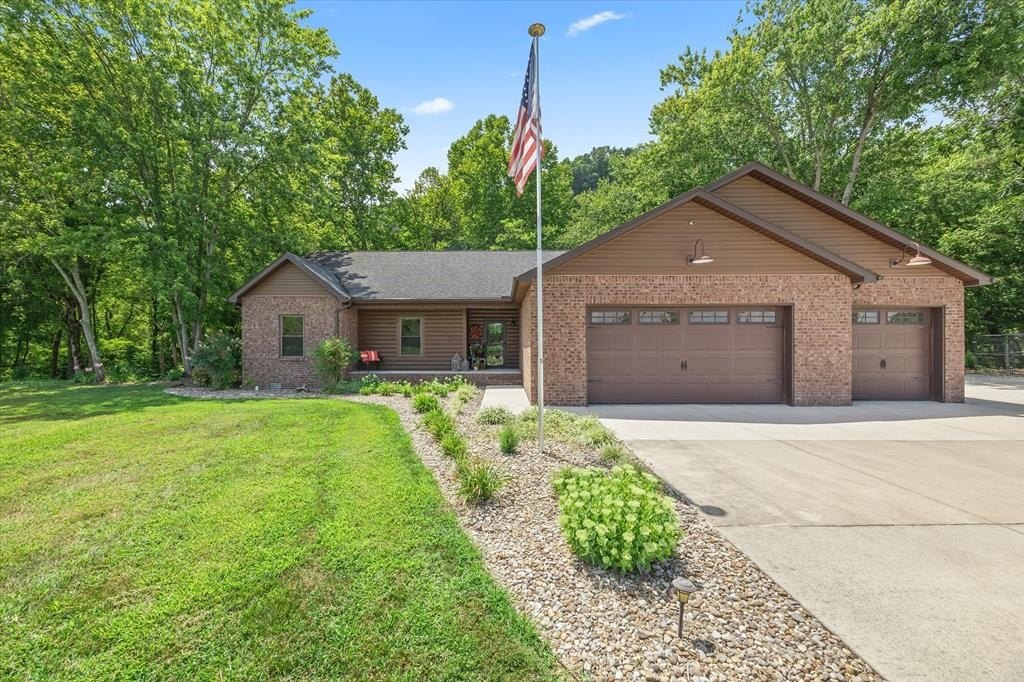 Celina, Tennessee, 38551, United States, 3 Bedrooms Bedrooms, ,2 BathroomsBathrooms,Residential,Forsale,1929825