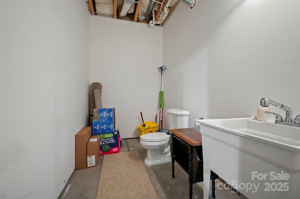 Saluda, North Carolina, 28773, United States, 3 Bedrooms Bedrooms, ,2.5 BathroomsBathrooms,Residential,Forsale,1960262