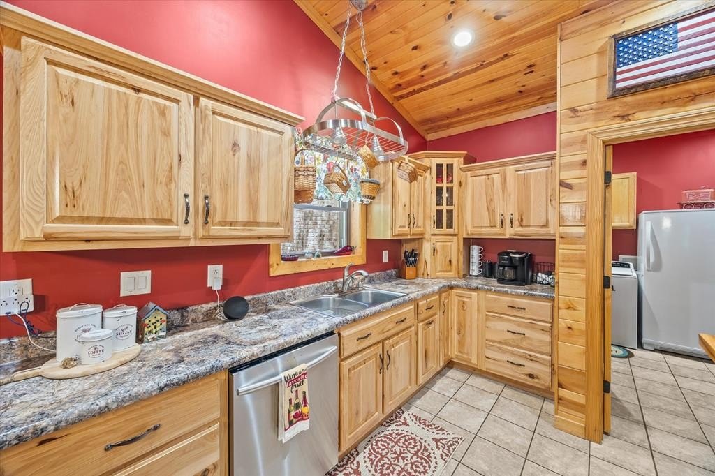 Celina, Tennessee, 38551, United States, 3 Bedrooms Bedrooms, ,2 BathroomsBathrooms,Residential,Forsale,1929825