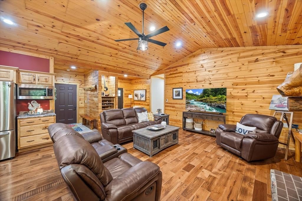 Celina, Tennessee, 38551, United States, 3 Bedrooms Bedrooms, ,2 BathroomsBathrooms,Residential,Forsale,1929825