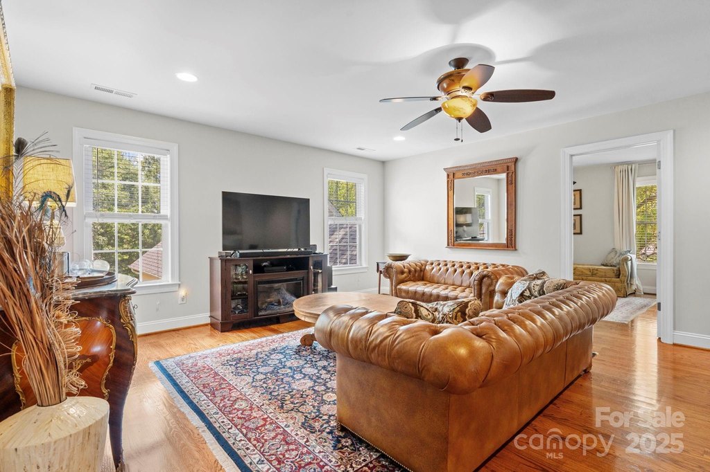 Hickory, North Carolina, 28601, United States, 4 Bedrooms Bedrooms, ,3.5 BathroomsBathrooms,Residential,Forsale,1934926