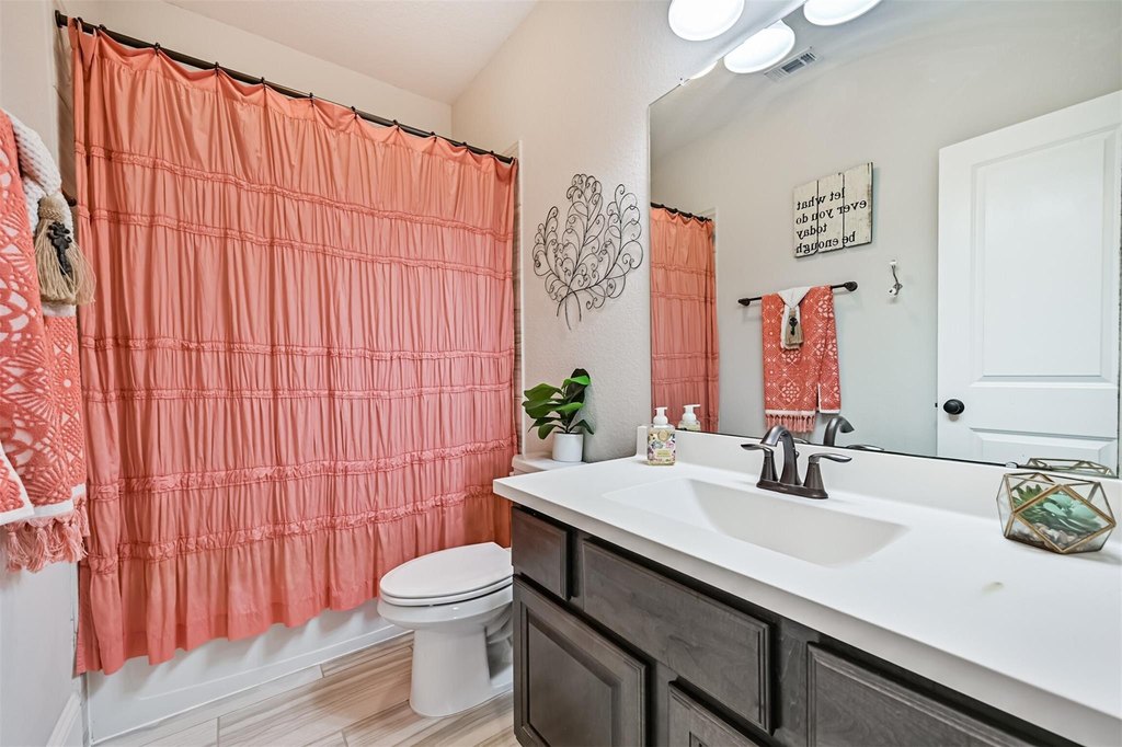 Friendswood, Texas, 77546, United States, 5 Bedrooms Bedrooms, ,4 BathroomsBathrooms,Residential,Forsale,1936498