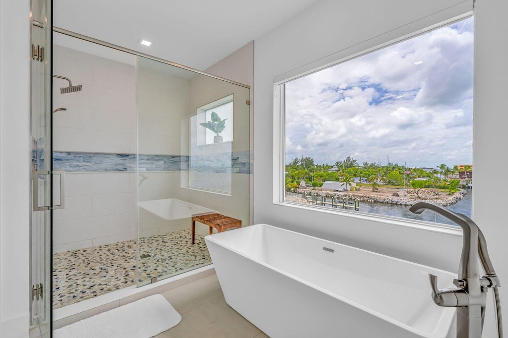 MARATHON, Florida, 33050, United States, 5 Bedrooms Bedrooms, ,5.5 BathroomsBathrooms,Residential,Forsale,1968258